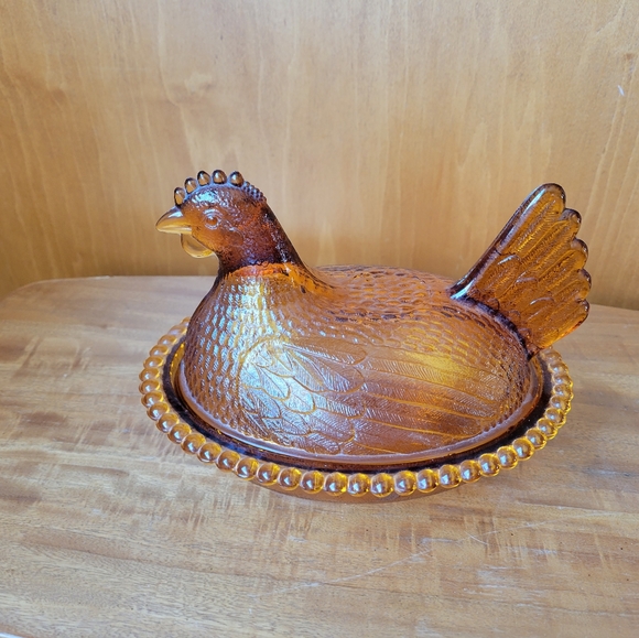 VINTAGE AMBER GLASS COLORED HEN ON A NEST. - Picture 1 of 7